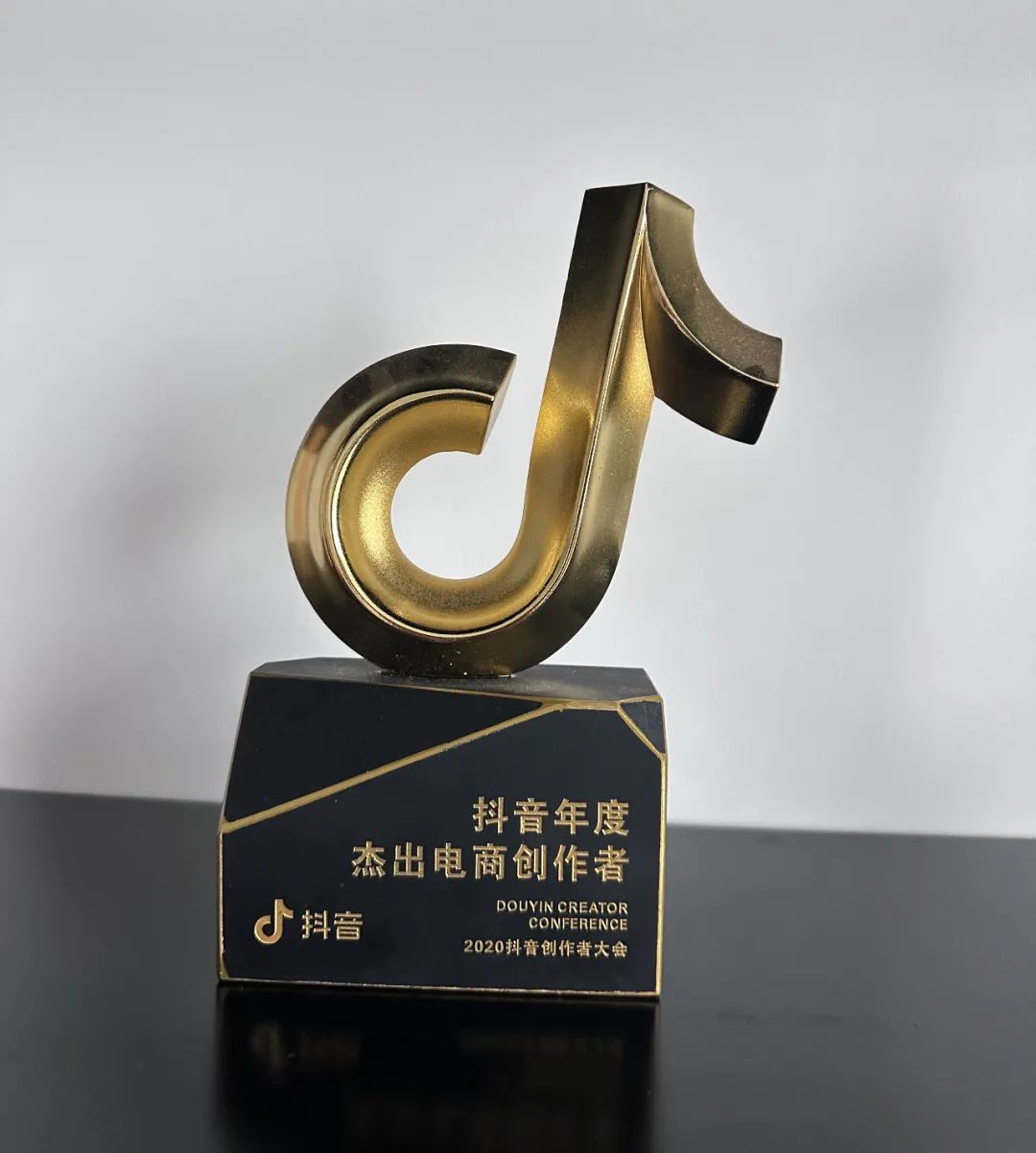唄唄兔個(gè)人資料（網(wǎng)紅唄唄兔和兔小六的關(guān)系介紹）