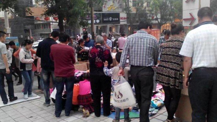 擺地?cái)傎u玩具賺錢(qián)嗎？玩具批發(fā)地?cái)傌浤睦锱l(fā)正規(guī)？
