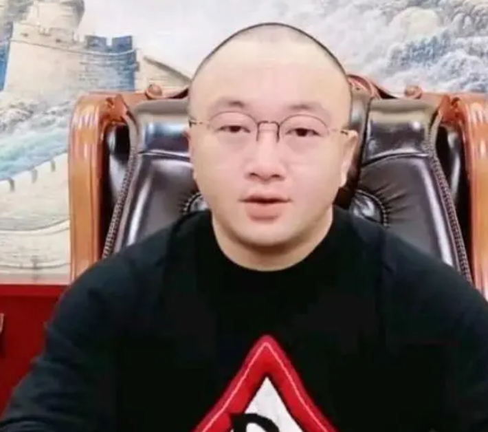 東方阿保簡介（東方阿寶和辛巴誰更有錢）