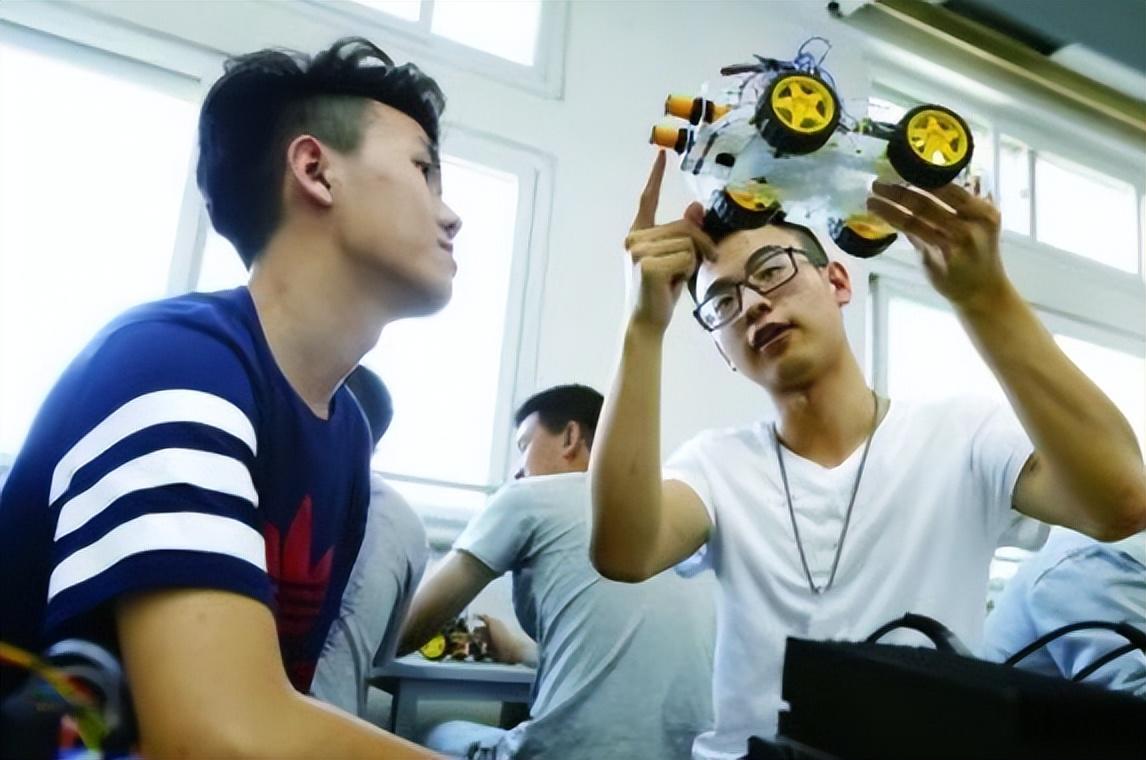 大學(xué)學(xué)什么專(zhuān)業(yè)最賺錢(qián)？未來(lái)最賺錢(qián)行業(yè)排行榜前十
