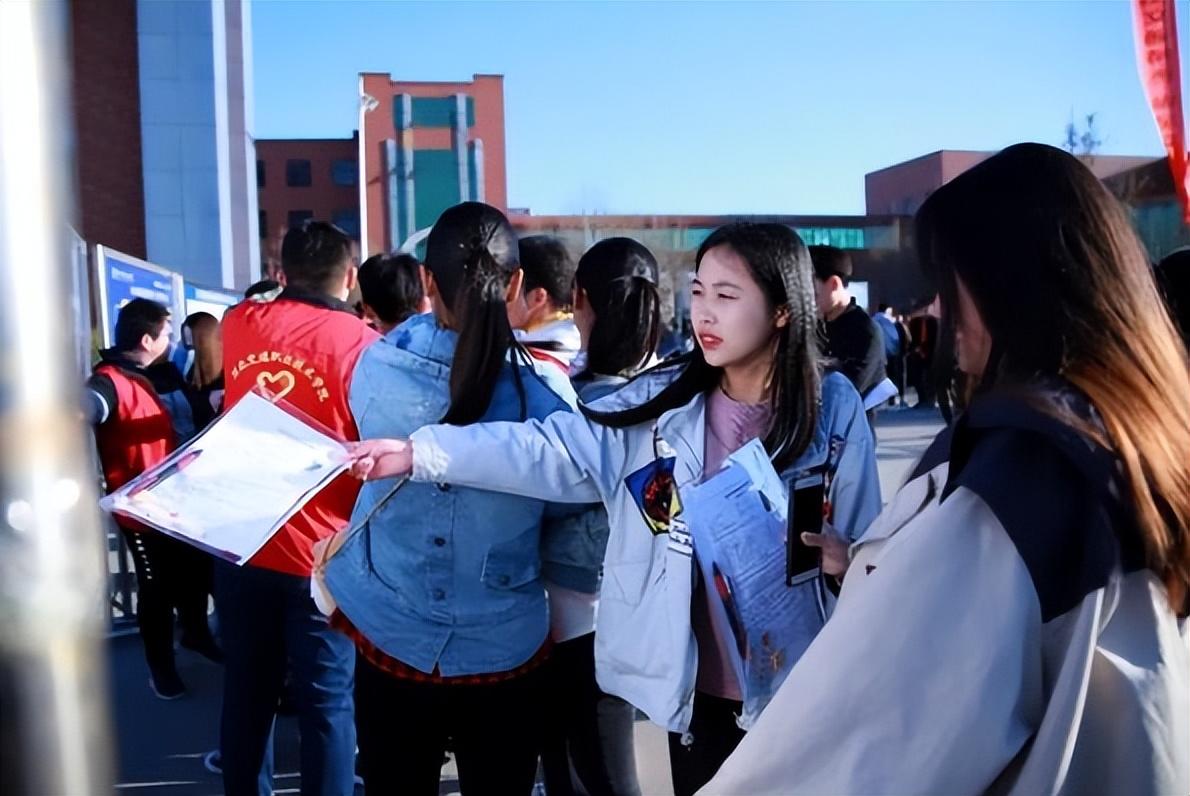 大學(xué)學(xué)什么專(zhuān)業(yè)最賺錢(qián)？未來(lái)最賺錢(qián)行業(yè)排行榜前十