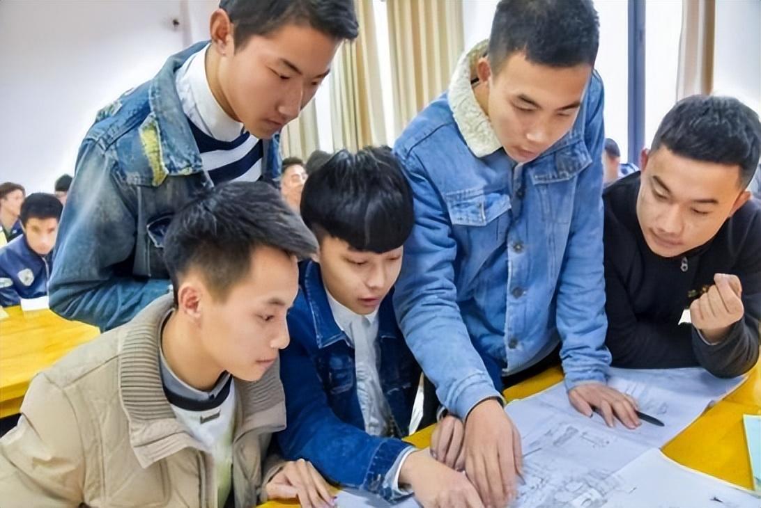 大學(xué)學(xué)什么專(zhuān)業(yè)最賺錢(qián)？未來(lái)最賺錢(qián)行業(yè)排行榜前十