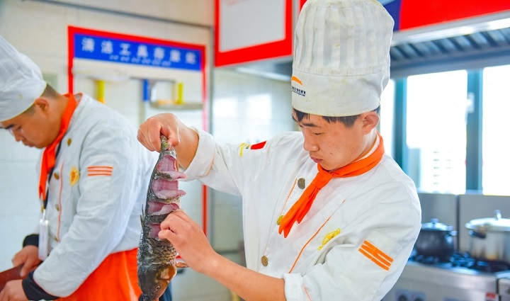 長沙新東方烹飪學(xué)校是民辦還是公辦？學(xué)費一年多少錢？